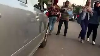 مشية إغراء حجابة: منحرف يكبّر على خديها المثيرين