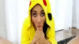 عاهرة مراهقة تُسمّر لأجل صندوق بوكيمون