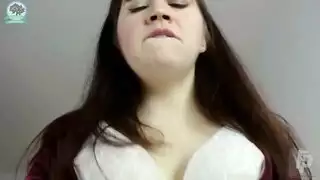 ابن يتجسس على امه وهي نائمه